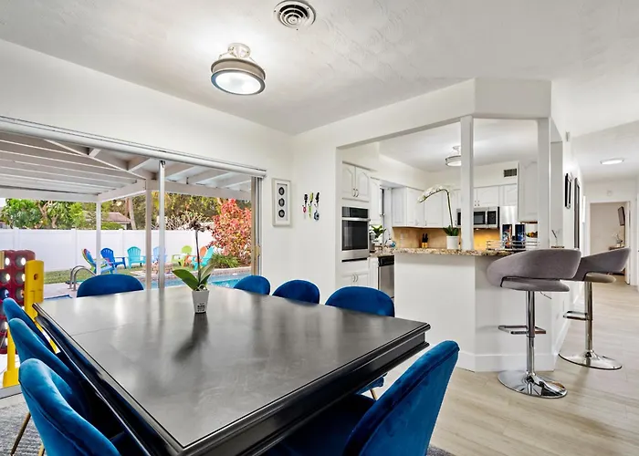 Beautiful Villa - Pool, Game Room - Near Beaches