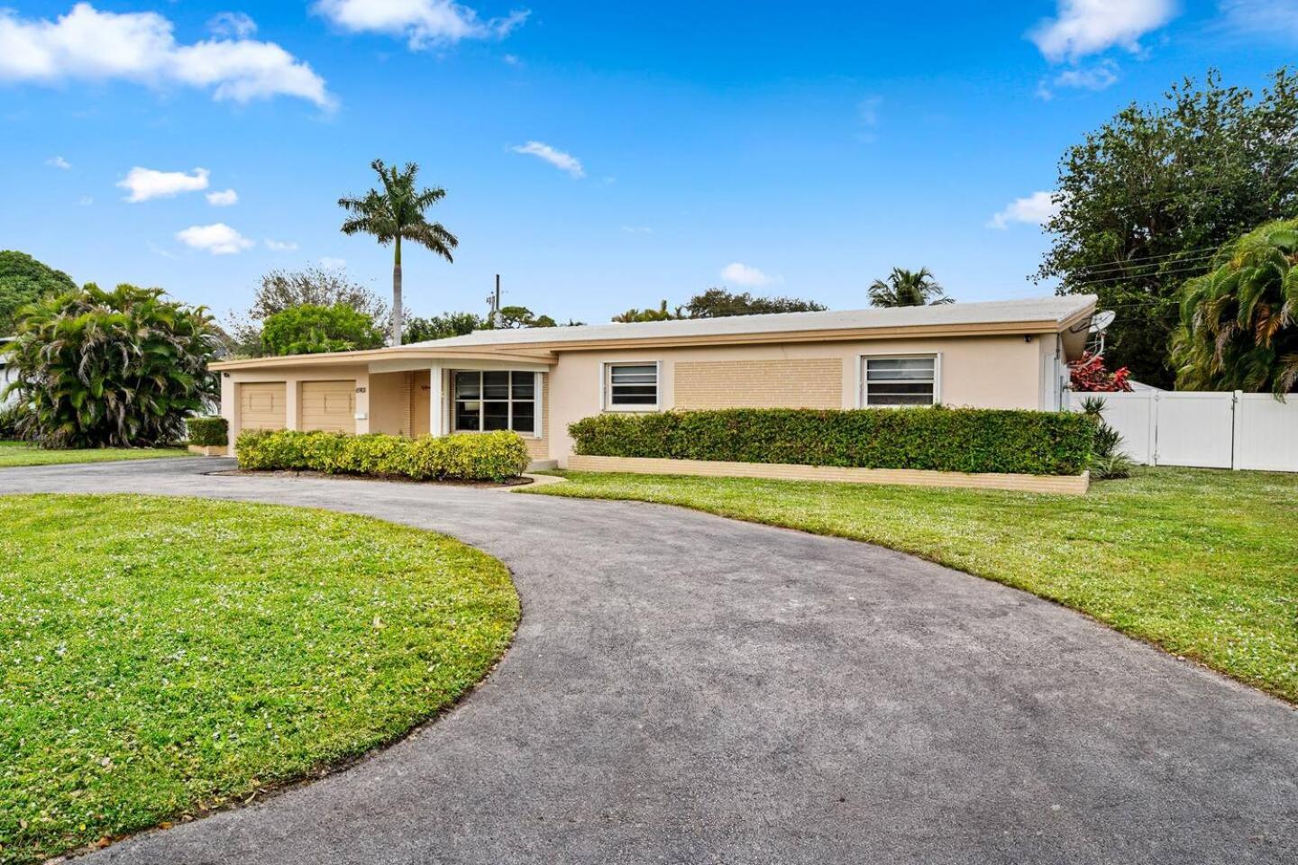 Beautiful Villa - Pool, Game Room - Near Beaches